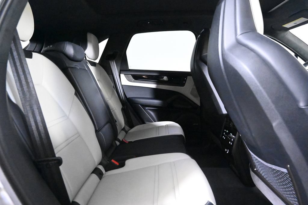 Certified 2025 Porsche Cayenne GTS AWD/4WD image 19