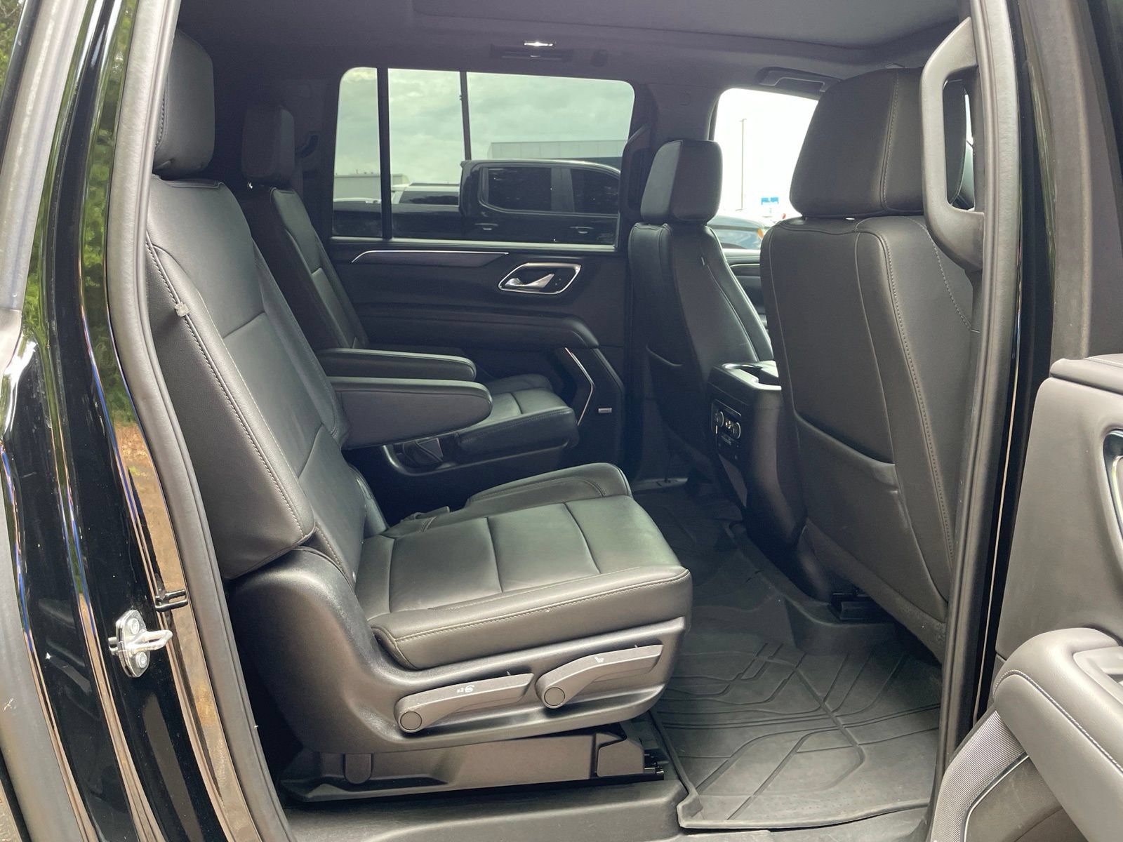 Used 2024 Chevrolet Suburban Z71 w/ Luxury Package AWD/4WD image 41