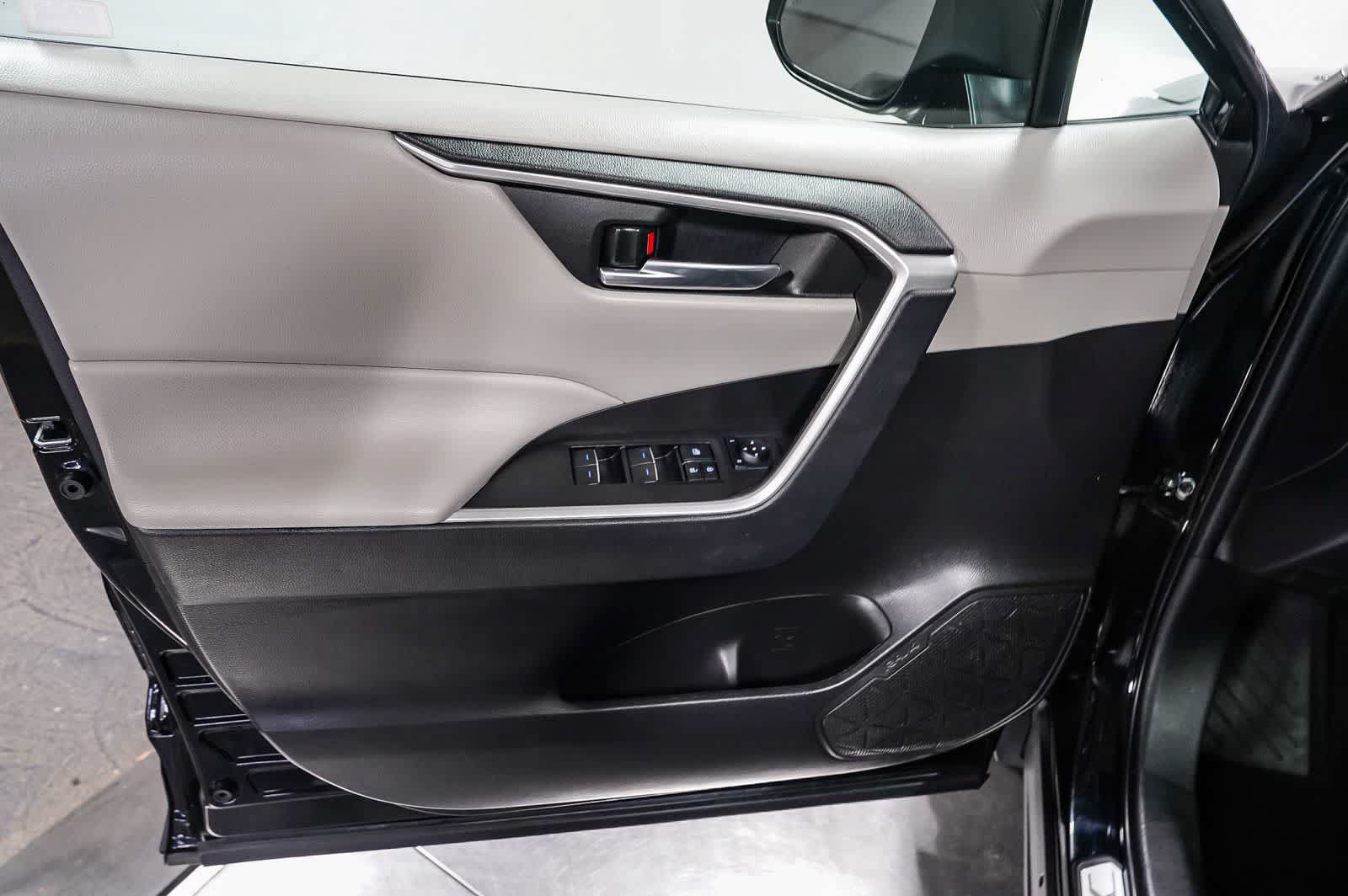 Certified 2022 Toyota RAV4 XLE w/ Convenience Package FWD image 23