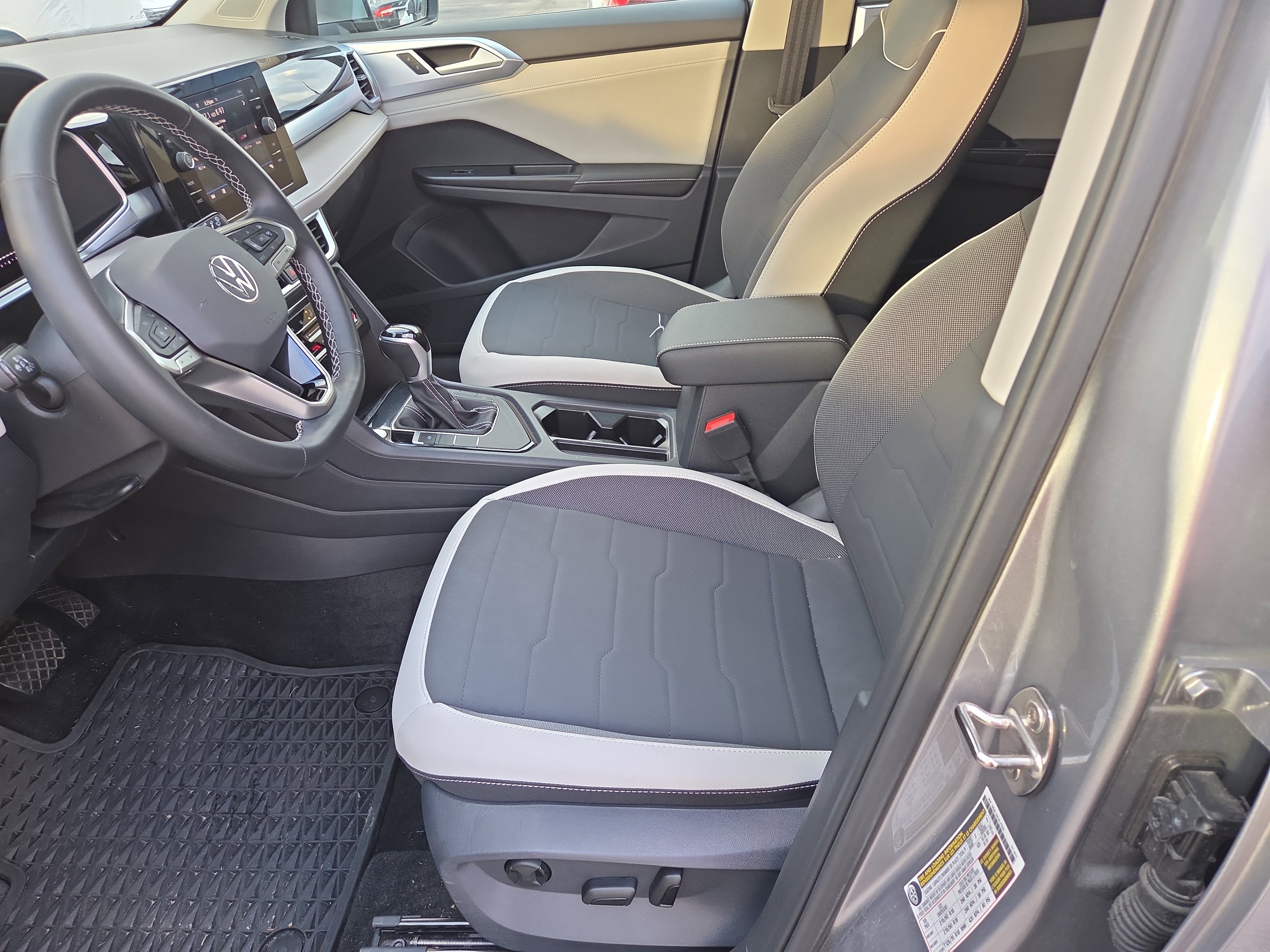 New 2025 Volkswagen Taos SE image 5