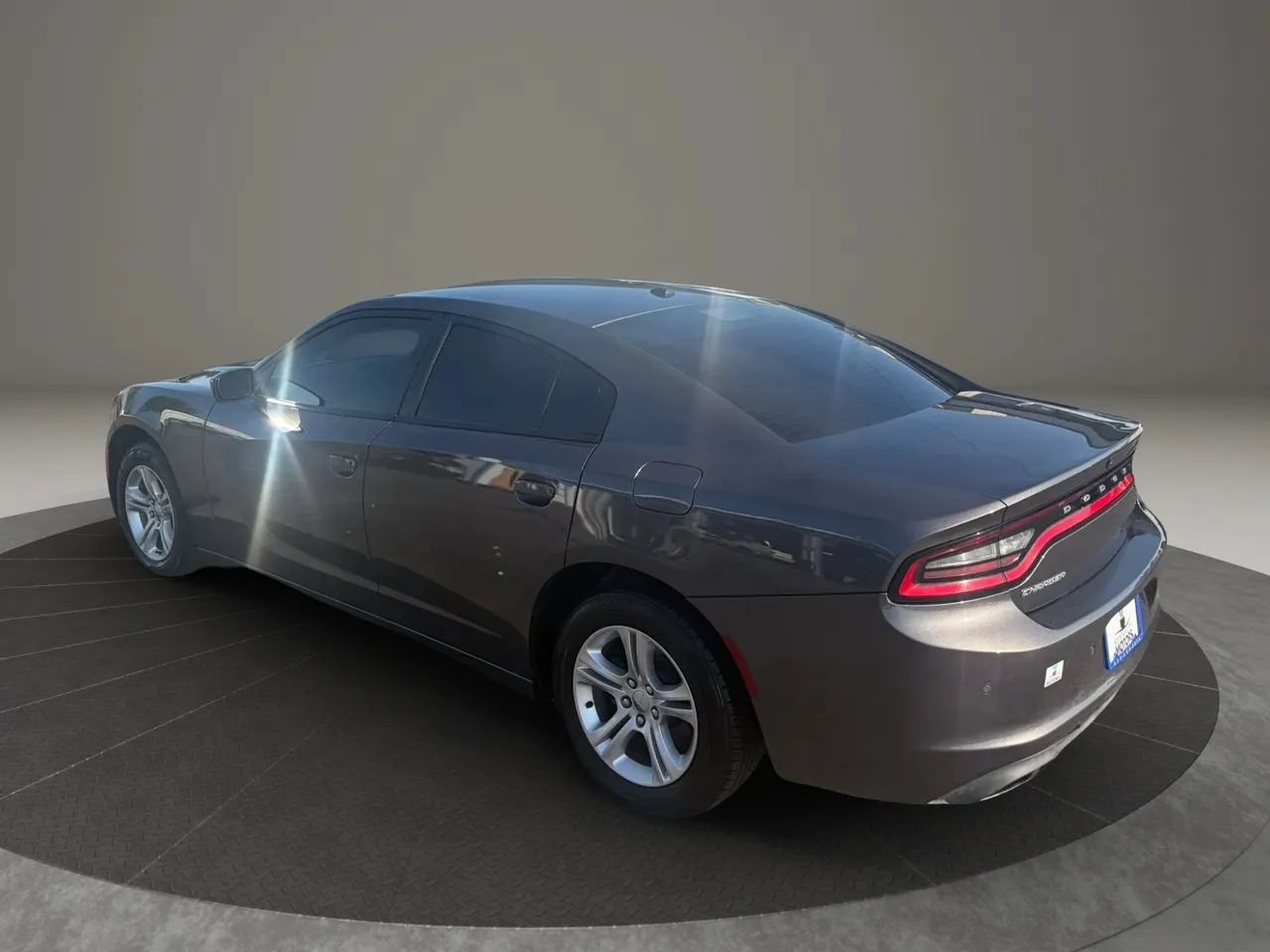 Used 2019 Dodge Charger SXT RWD image 3