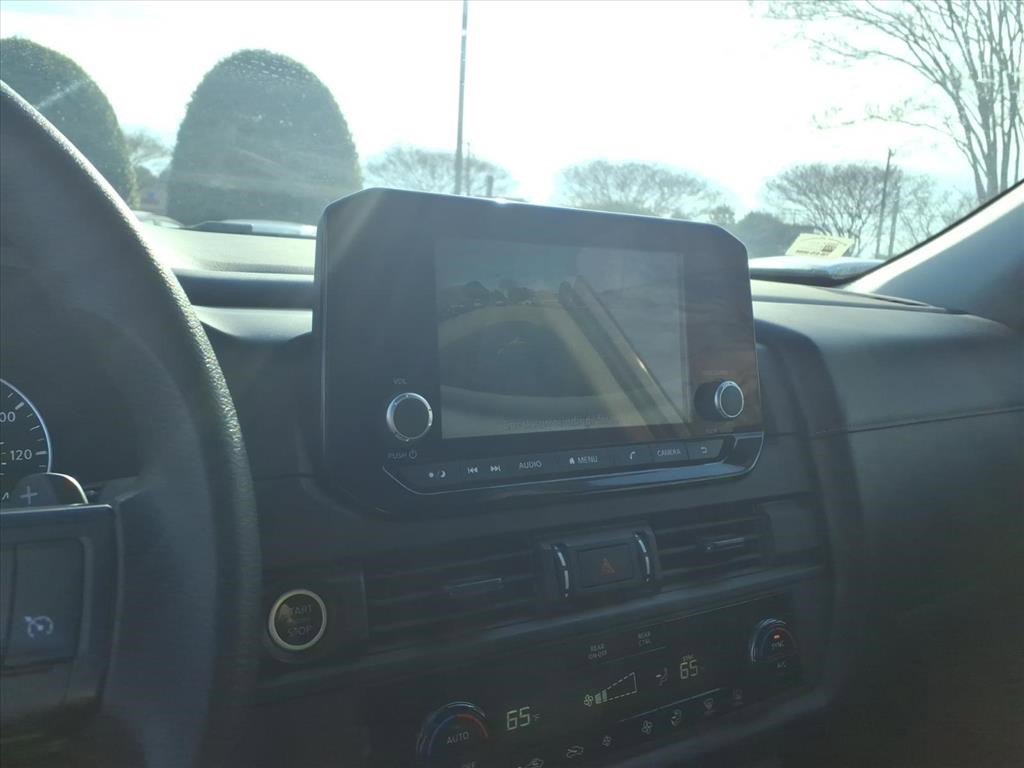 Used 2024 Nissan Pathfinder S image 16