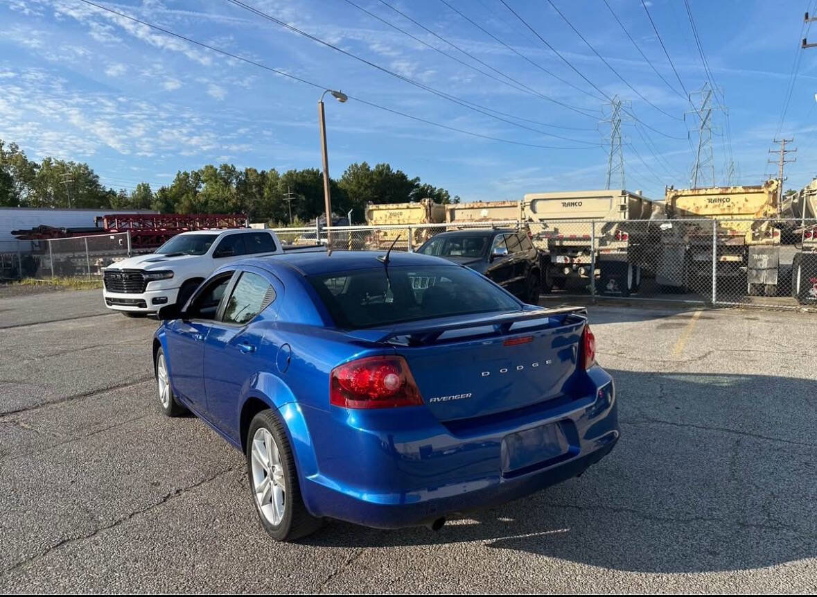 Used 2013 Dodge Avenger SE image 4