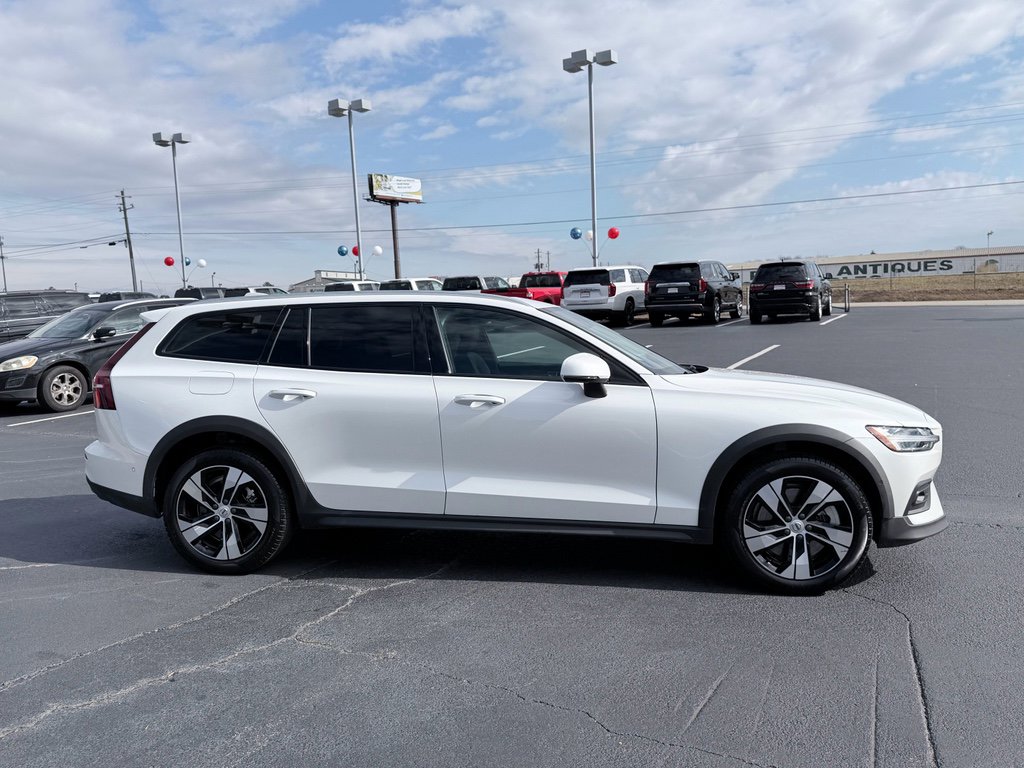 Used 2025 Volvo V60 B5 Cross Country Plus image 4