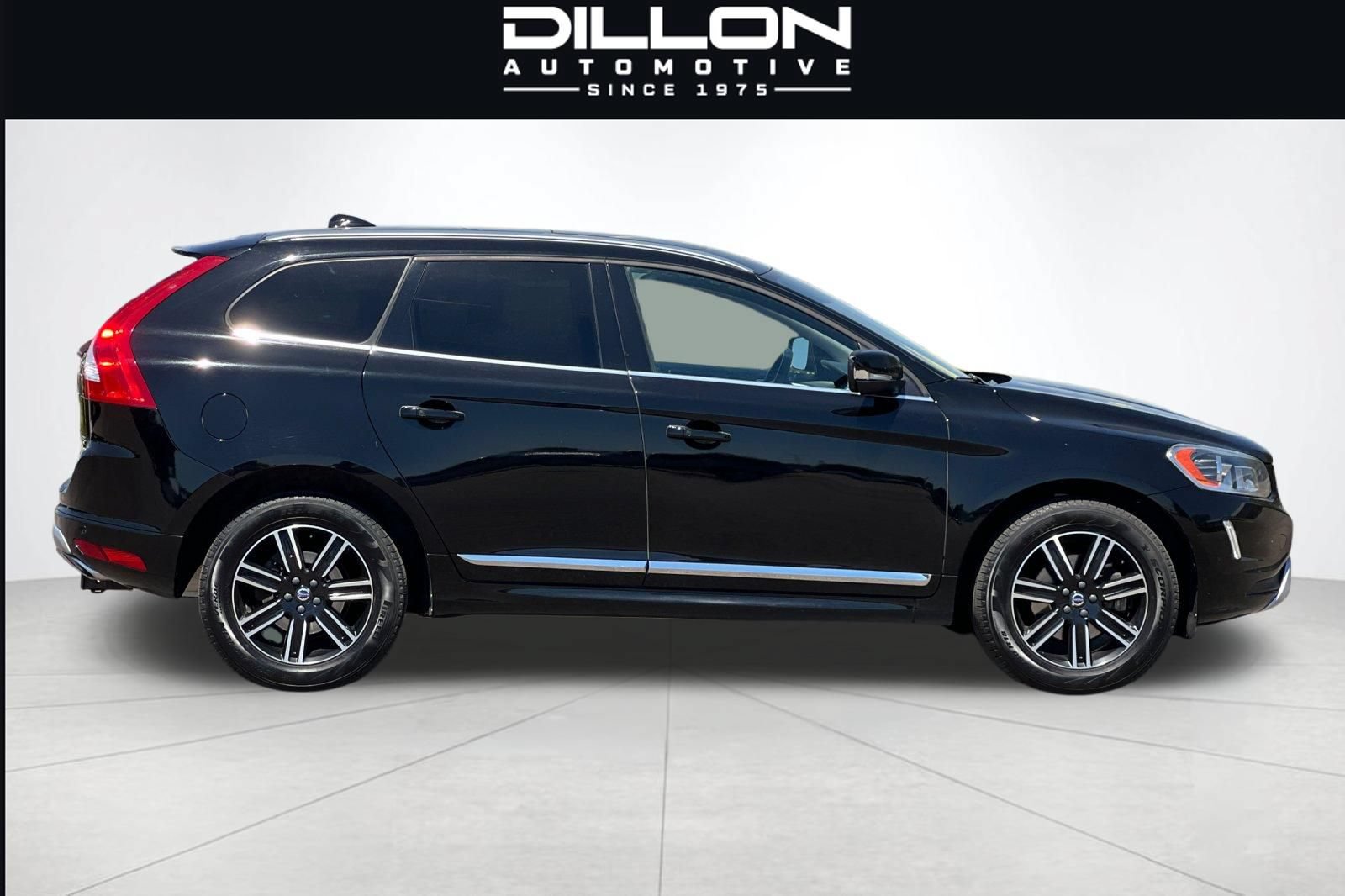 Used 2017 Volvo XC60 T5 Dynamic w/ Advanced Package AWD/4WD image 3