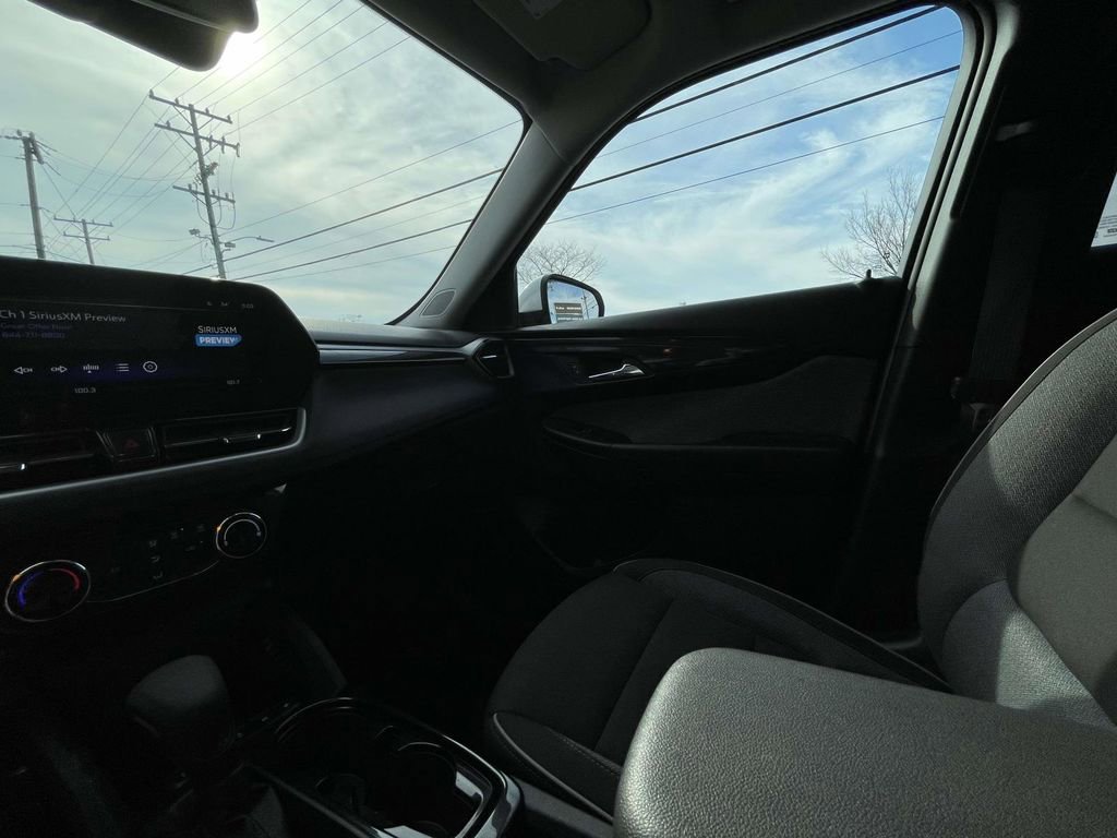 Used 2025 Chevrolet TrailBlazer LT image 30