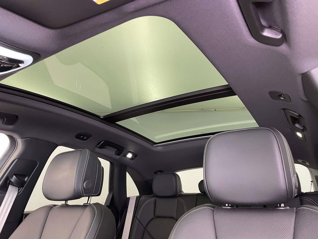 Certified 2025 Porsche Macan image 18