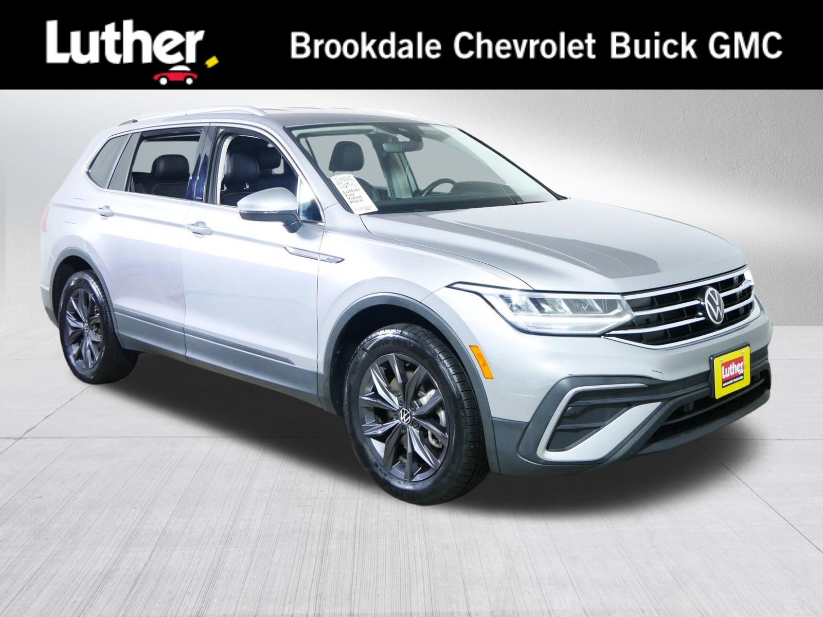 Used 2022 Volkswagen Tiguan SE FWD image 1