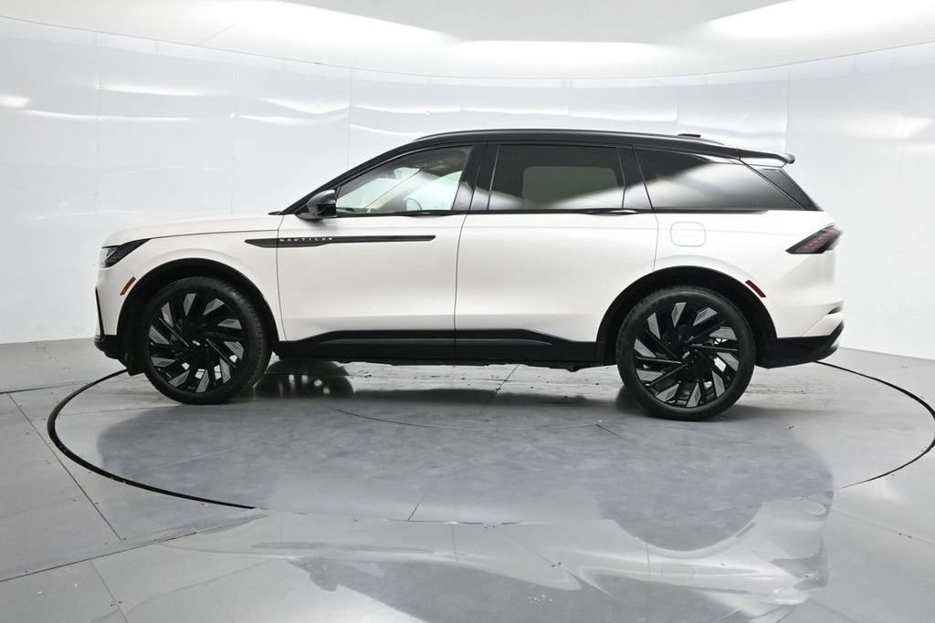 Used 2025 Lincoln Nautilus Reserve w/ Jet Appearance Package AWD/4WD image 39