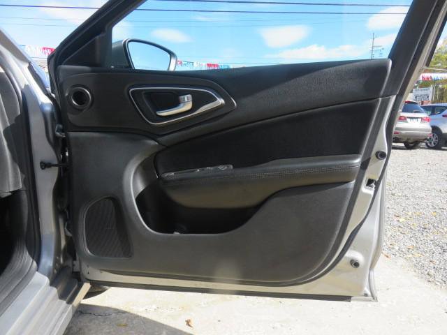 Used 2015 Chrysler 200 Limited w/ Convenience Group image 18