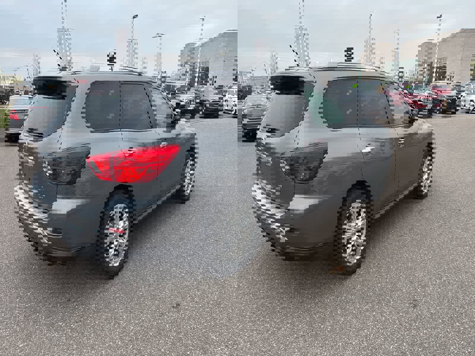 Used 2018 Nissan Pathfinder SL w/ SL Premium Package image 5