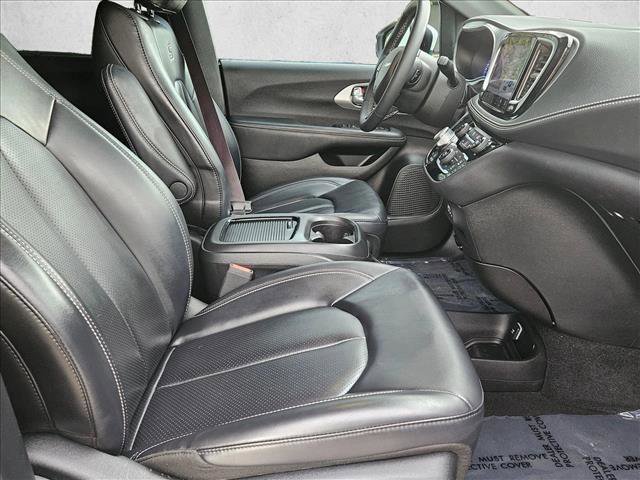 Used 2023 Chrysler Pacifica Touring-L w/ S Appearance Package image 21