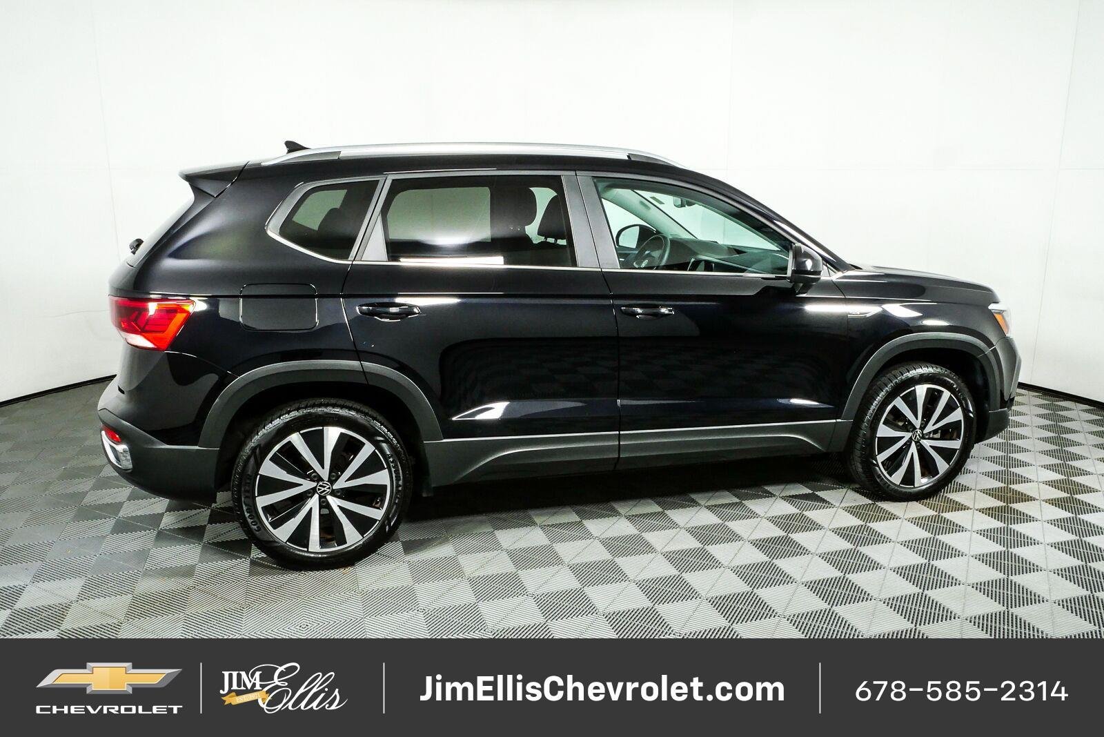 Used 2023 Volkswagen Taos SE FWD image 2