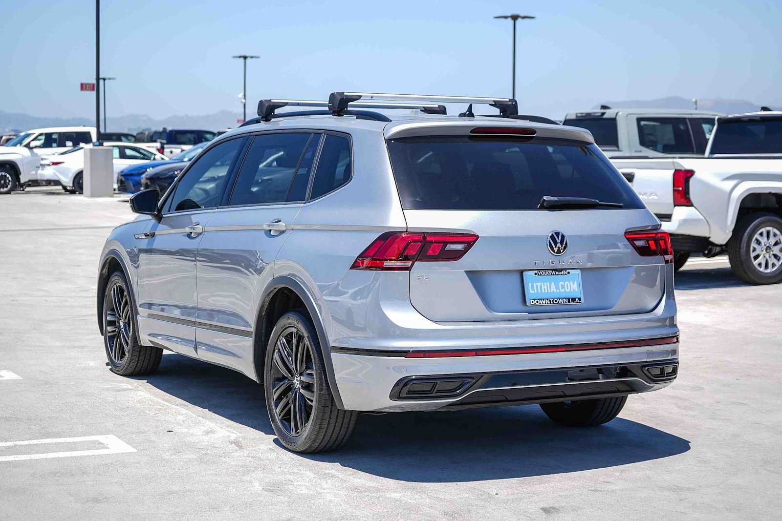 Used 2022 Volkswagen Tiguan SE R-Line FWD image 8