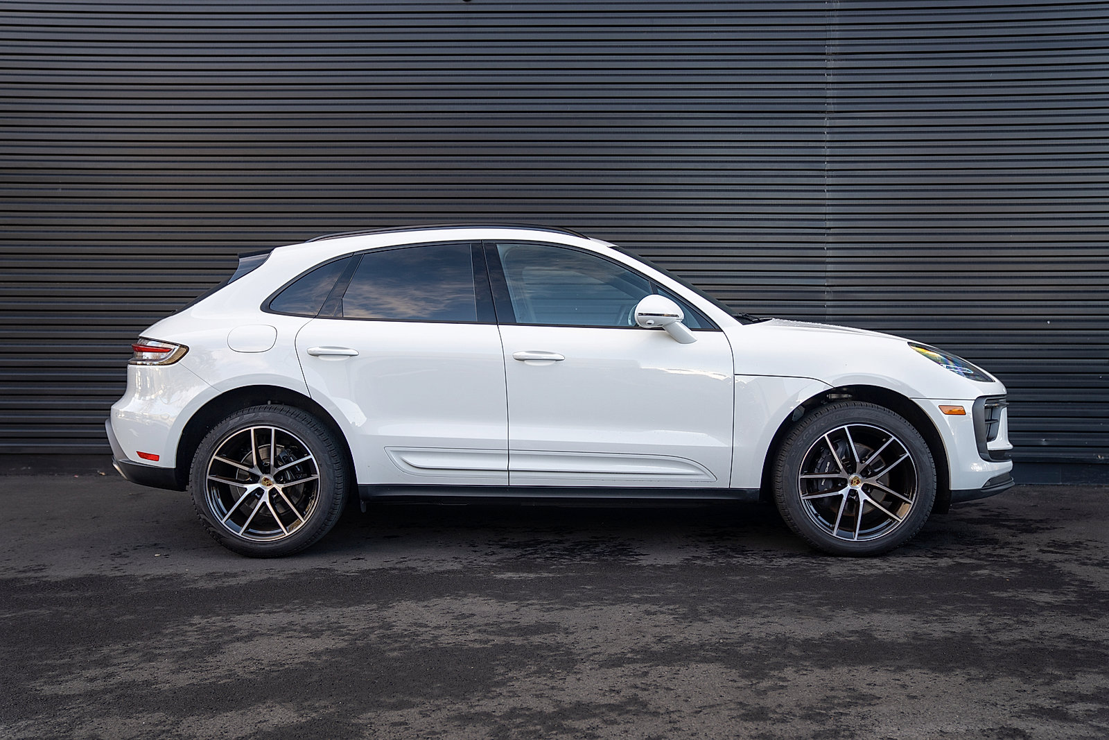Certified 2025 Porsche Macan Turbo AWD/4WD image 27