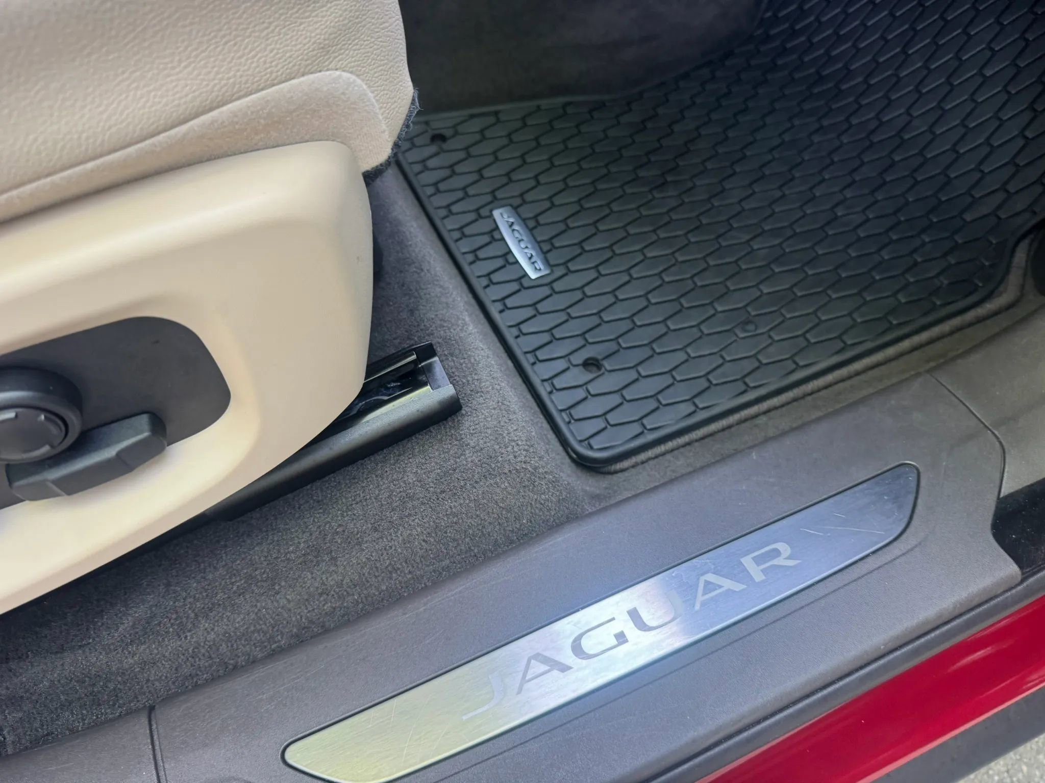 Used 2017 Jaguar F-PACE Prestige image 28