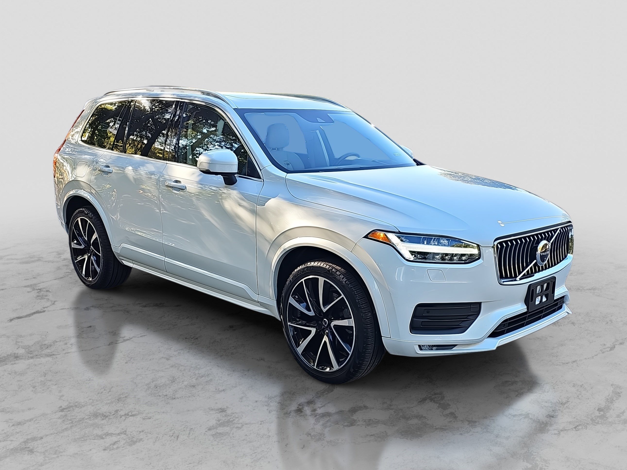 Used 2021 Volvo XC90 T6 Momentum image 3