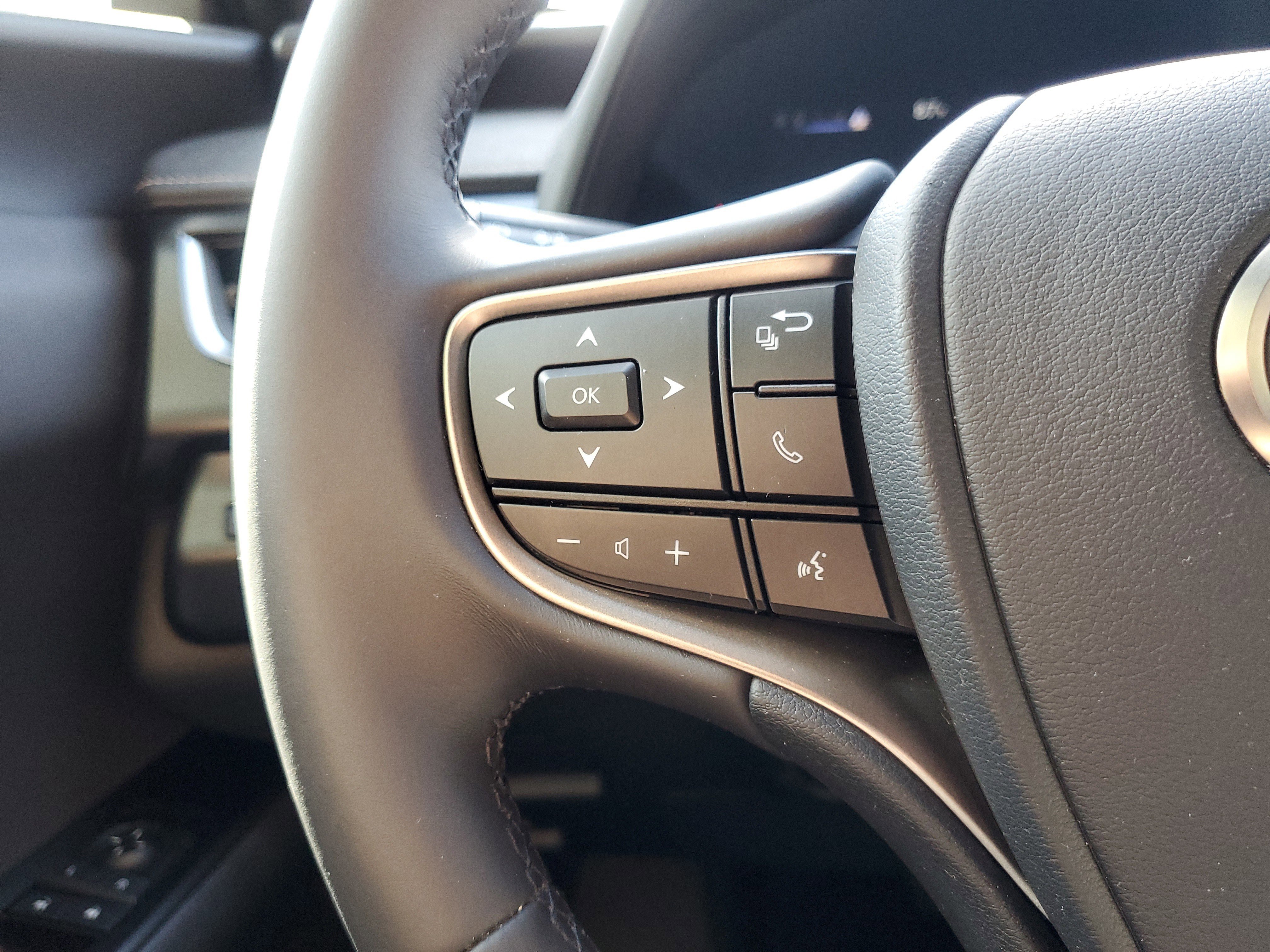 Used 2025 Lexus UX 300h FWD w/ Accessory Package (Z2) image 20