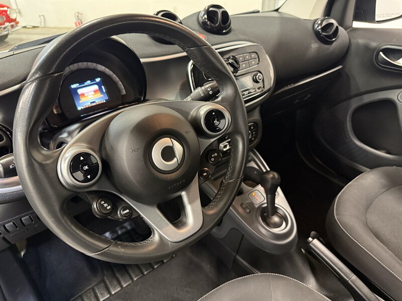 Used 2016 smart fortwo passion RWD image 19