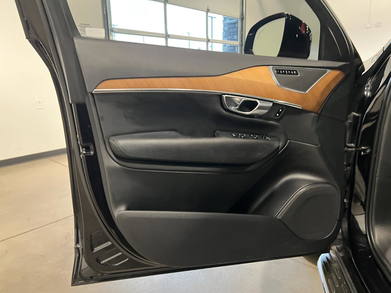 Used 2021 Volvo XC90 T6 Momentum image 27