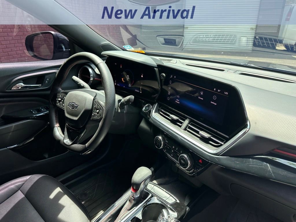 Used 2025 Chevrolet Trax RS w/ Sunroof Package FWD image 3