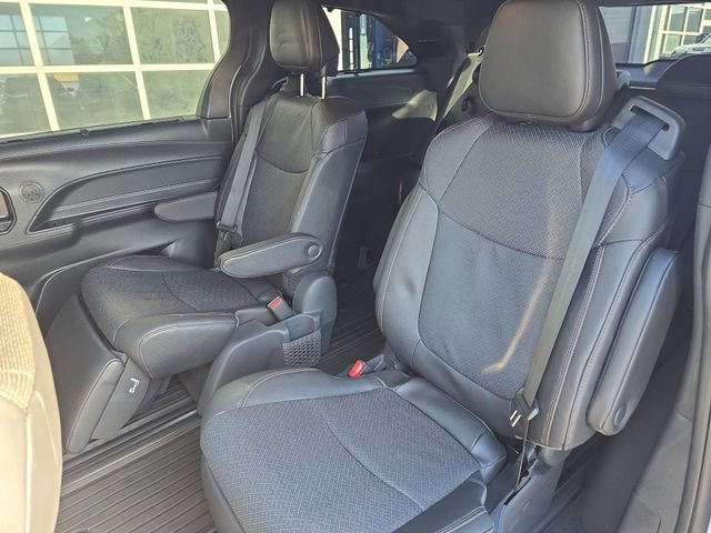 Used 2025 Toyota Sienna Limited image 14