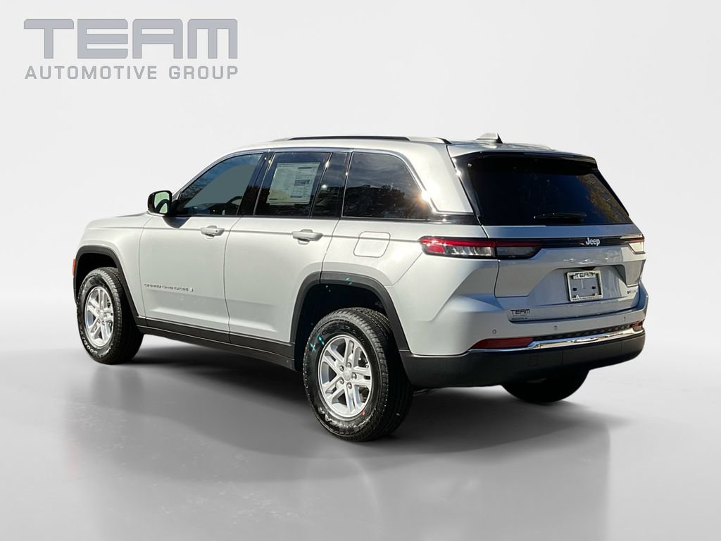 Used 2025 Jeep Grand Cherokee Laredo RWD image 5
