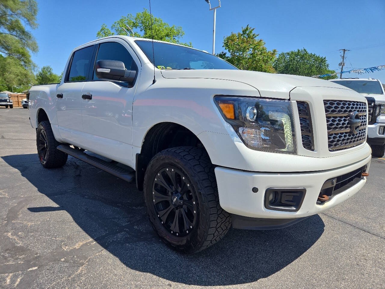 Used 2018 Nissan Titan SL w/ Midnight Edition AWD/4WD image 4