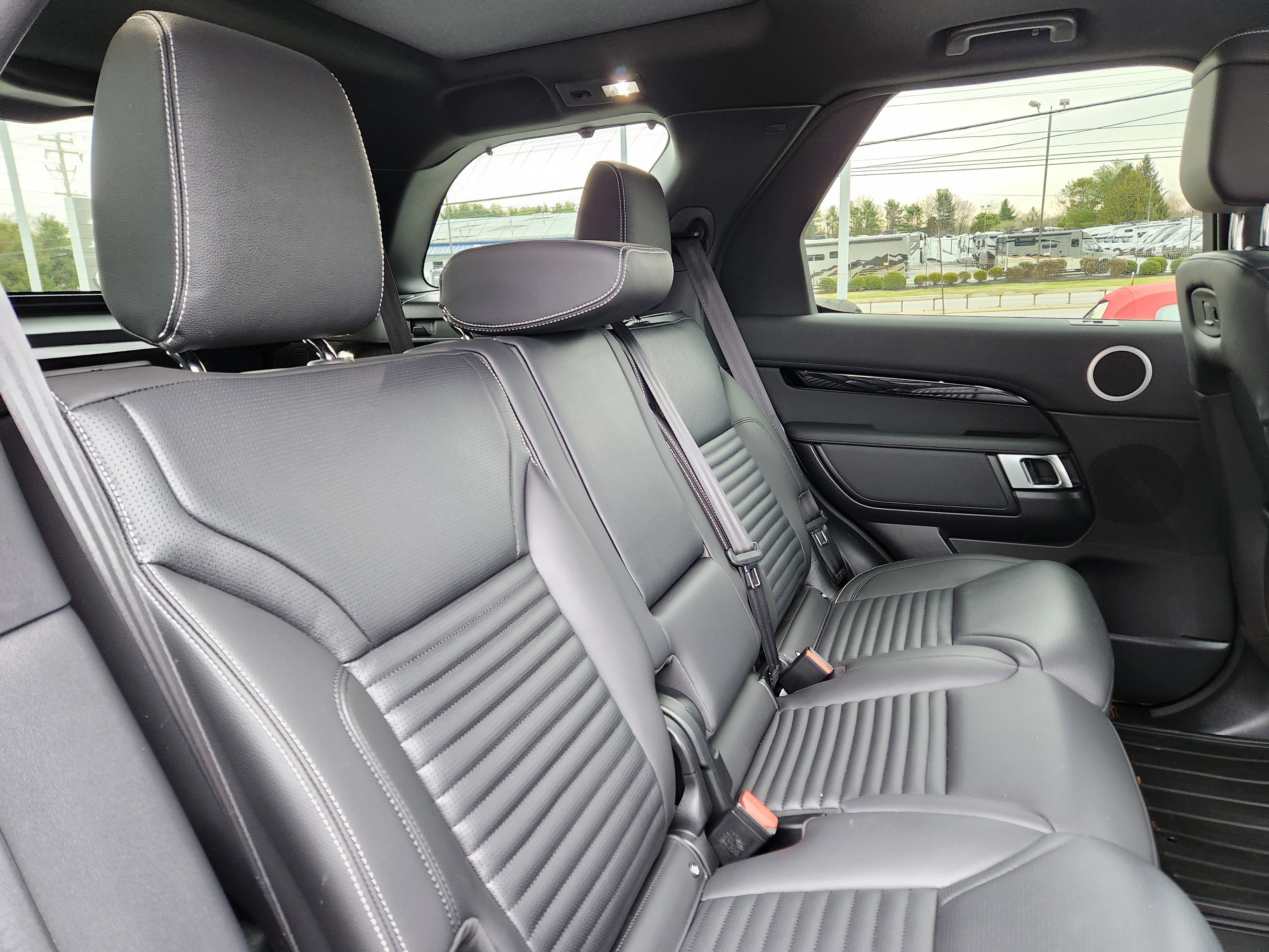 Used 2025 Land Rover Discovery S image 15