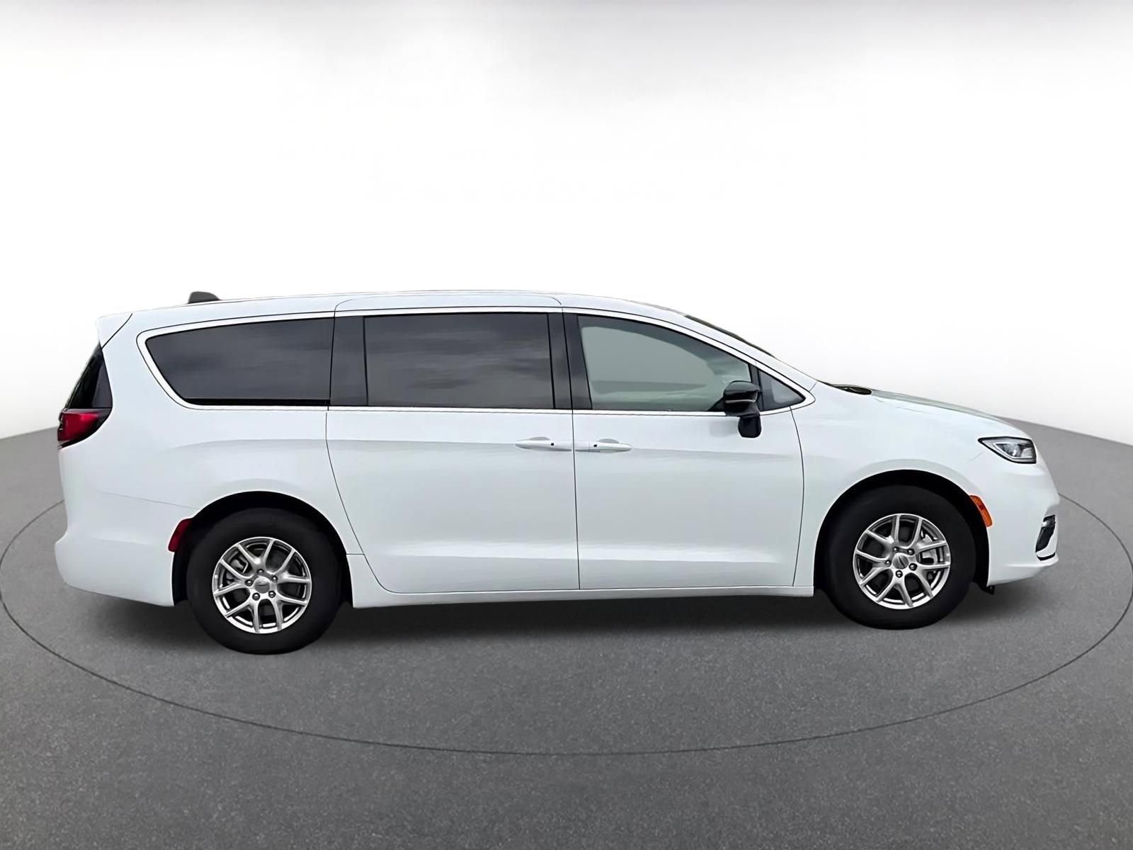 Used 2025 Chrysler Pacifica Select image 16