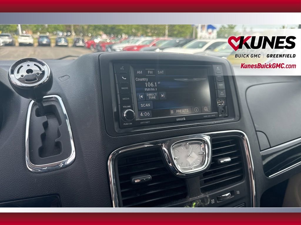 Used 2014 Chrysler Town & Country Touring-L FWD image 25