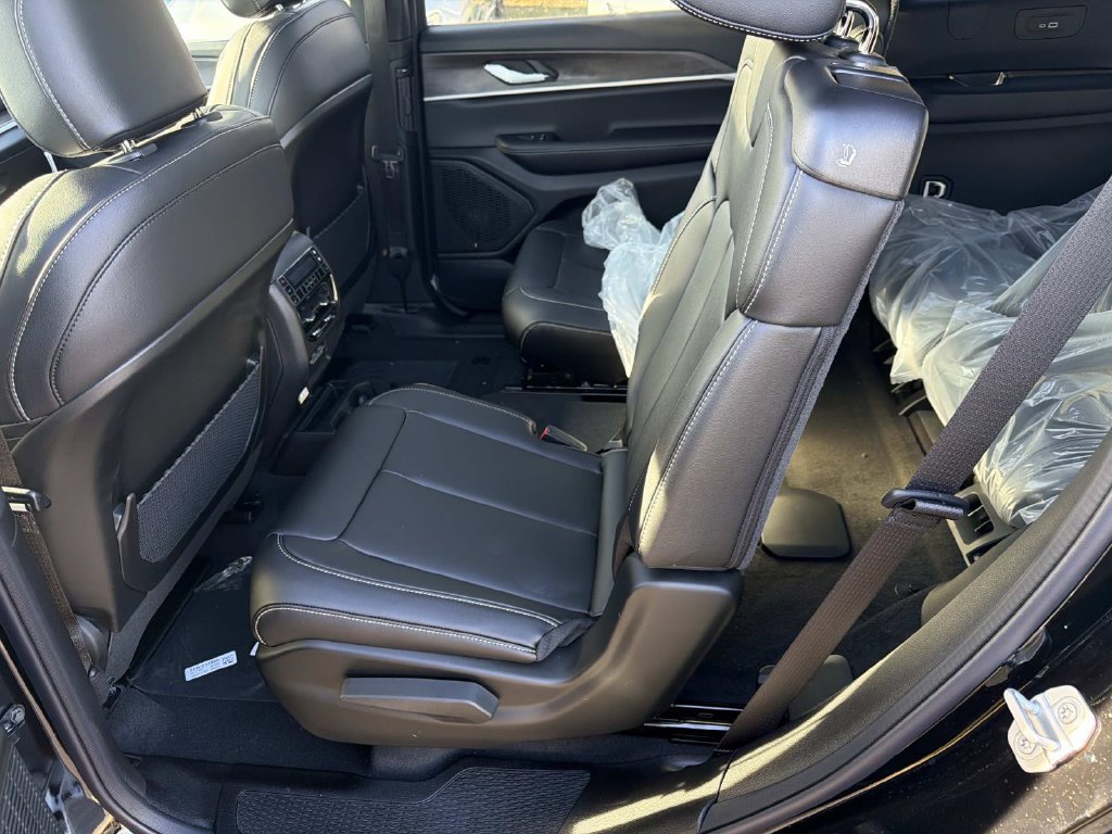 Used 2025 Jeep Grand Cherokee L Limited w/ MOPAR Finishing Package AWD/4WD image 15