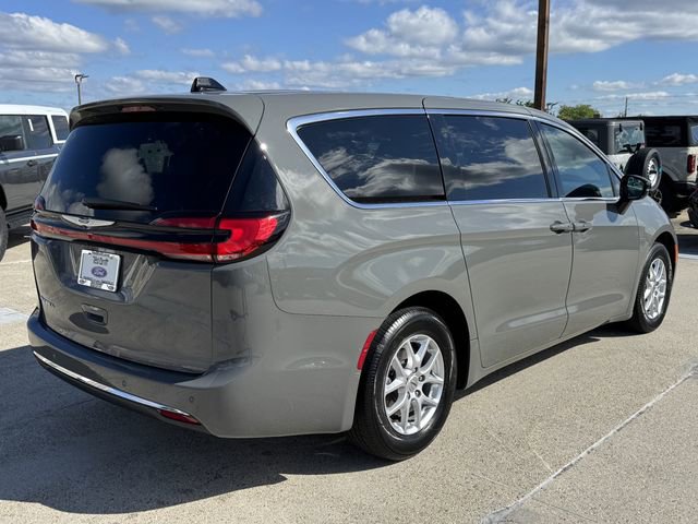 Used 2025 Chrysler Pacifica Select FWD image 8