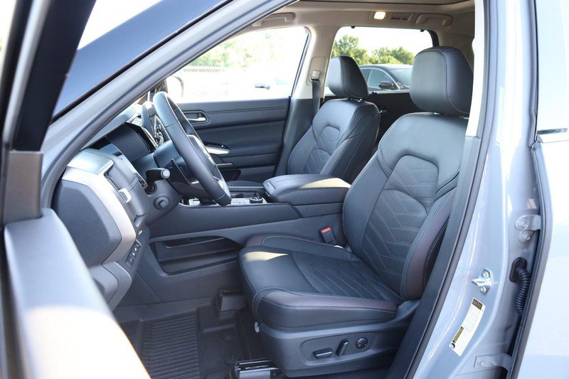 New 2025 Nissan Pathfinder Platinum image 13