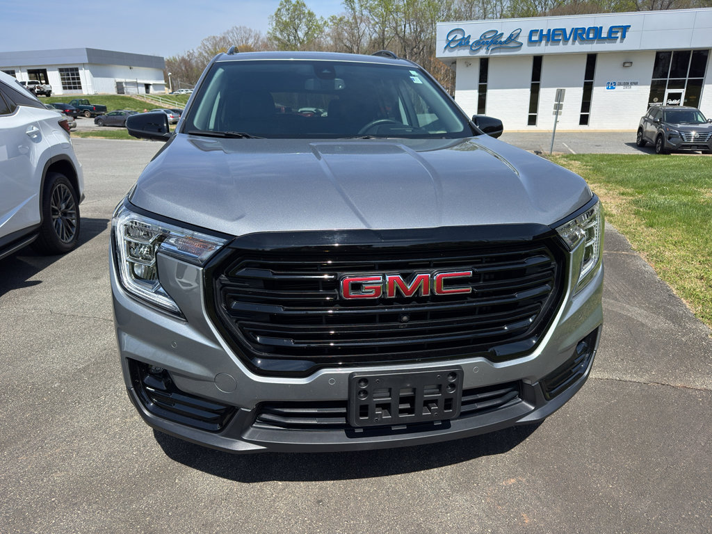 Used 2024 GMC Terrain SLT w/ Tech Package image 2