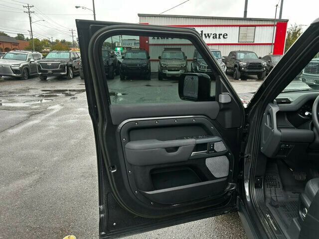 Used 2023 Land Rover Defender 130 X-Dynamic SE image 9