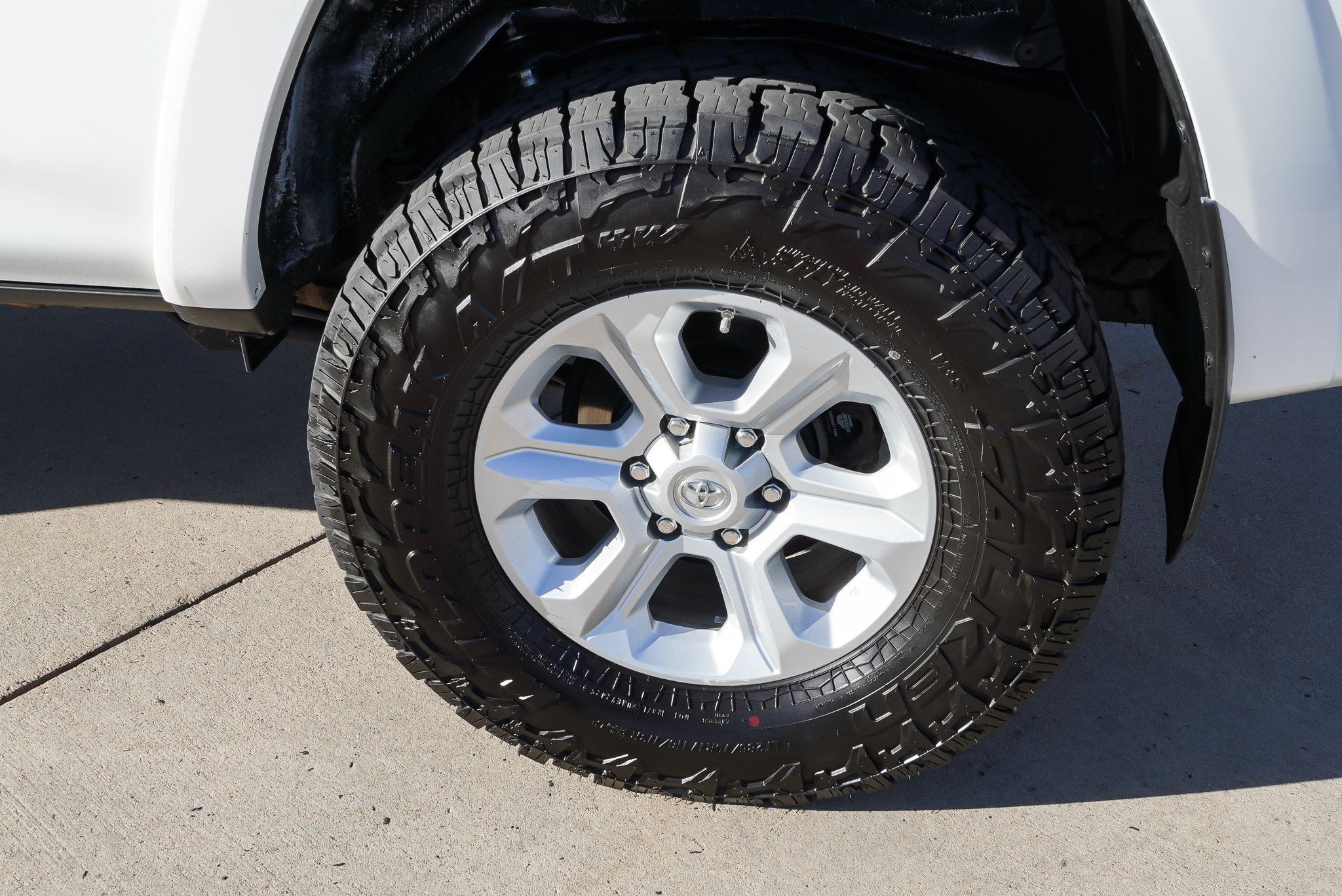Used 2018 Toyota 4Runner SR5 AWD/4WD image 13