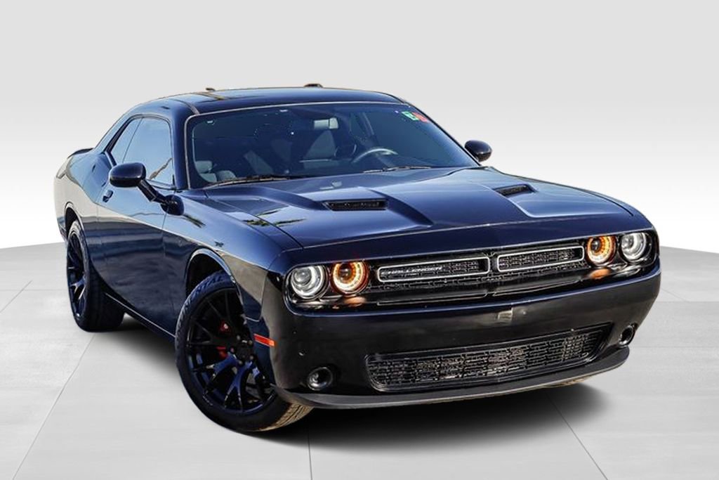 Used 2018 Dodge Challenger SXT image 2