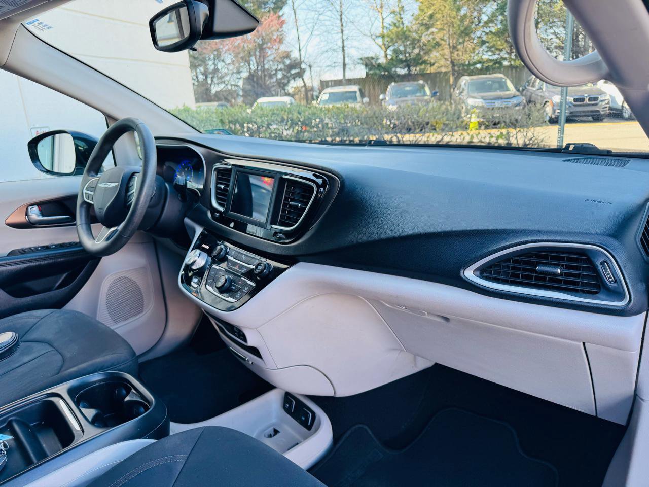 Used 2018 Chrysler Pacifica Touring Plus w/ Tire & Wheel Group FWD image 23