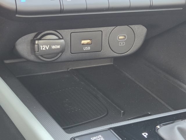 Used 2025 Hyundai Elantra Limited FWD image 4