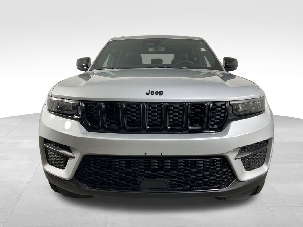 Used 2023 Jeep Grand Cherokee Altitude image 3