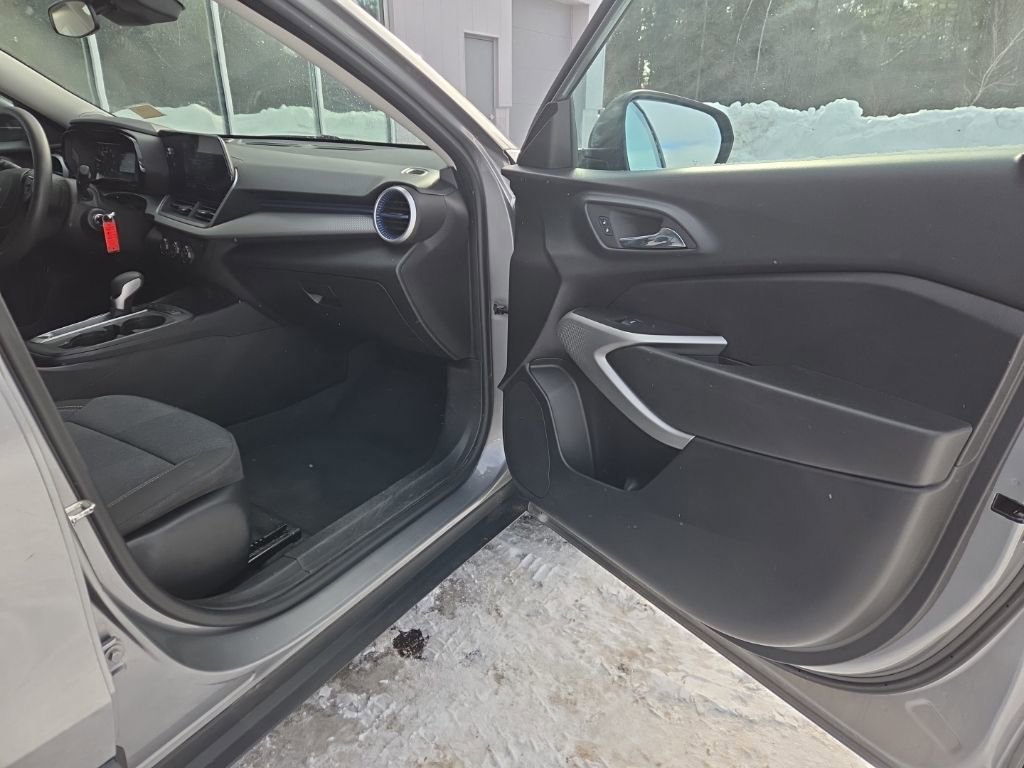 Used 2024 Chevrolet Trax LS image 26