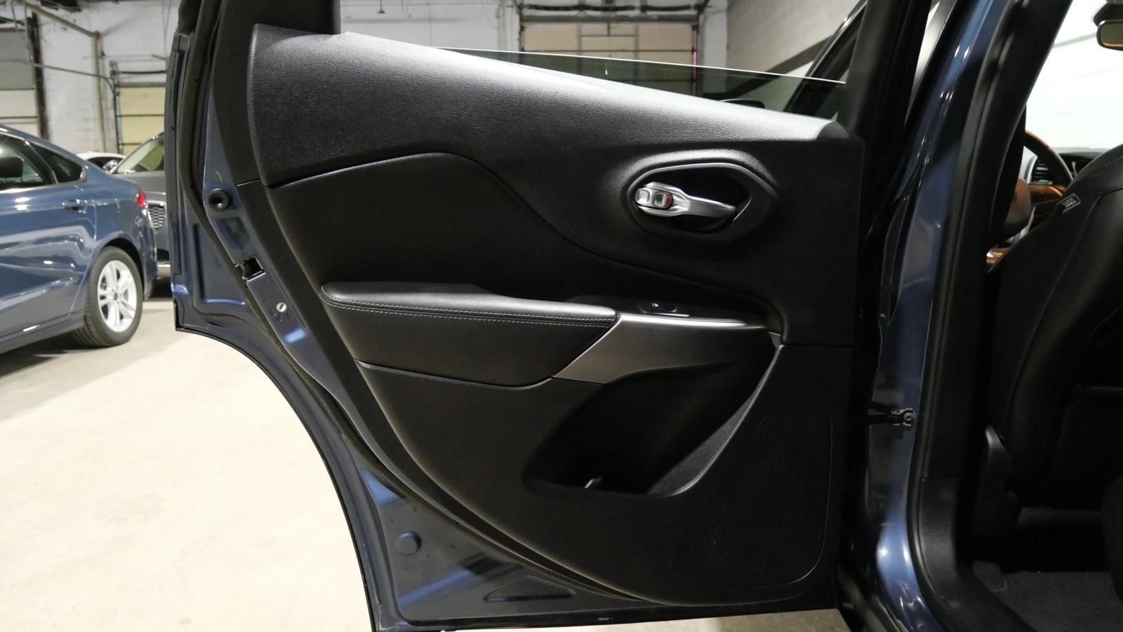 Used 2019 Jeep Cherokee Limited AWD/4WD image 25