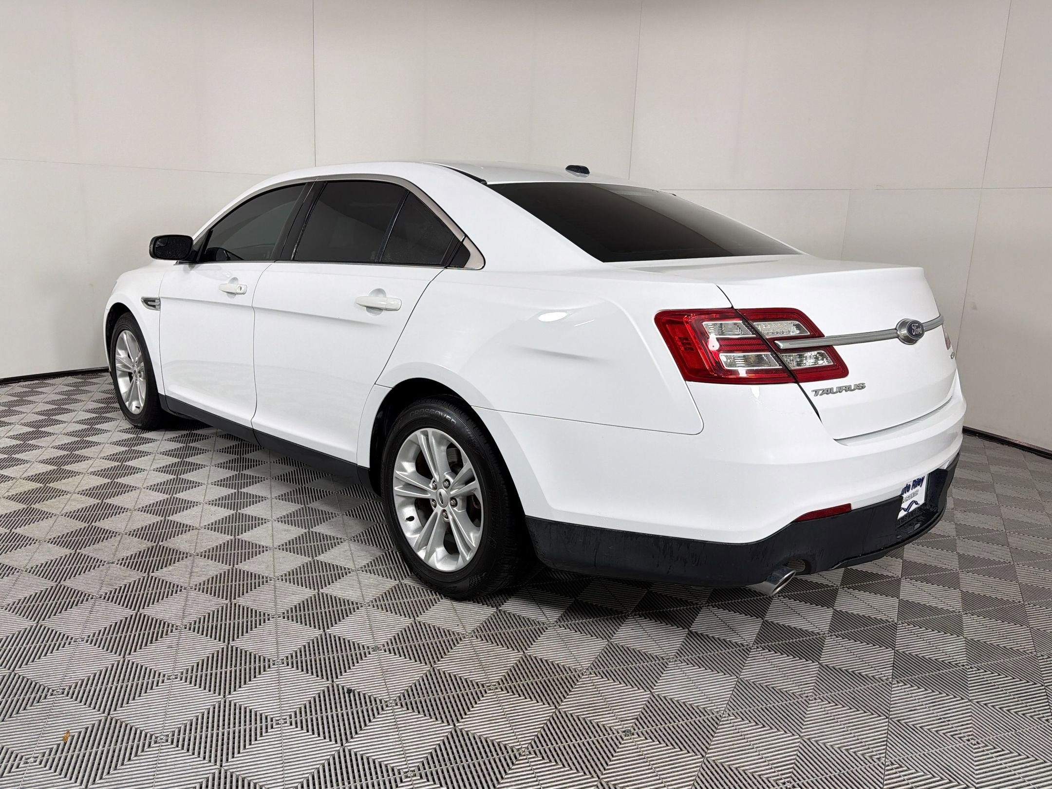 Used 2018 Ford Taurus SE FWD image 3