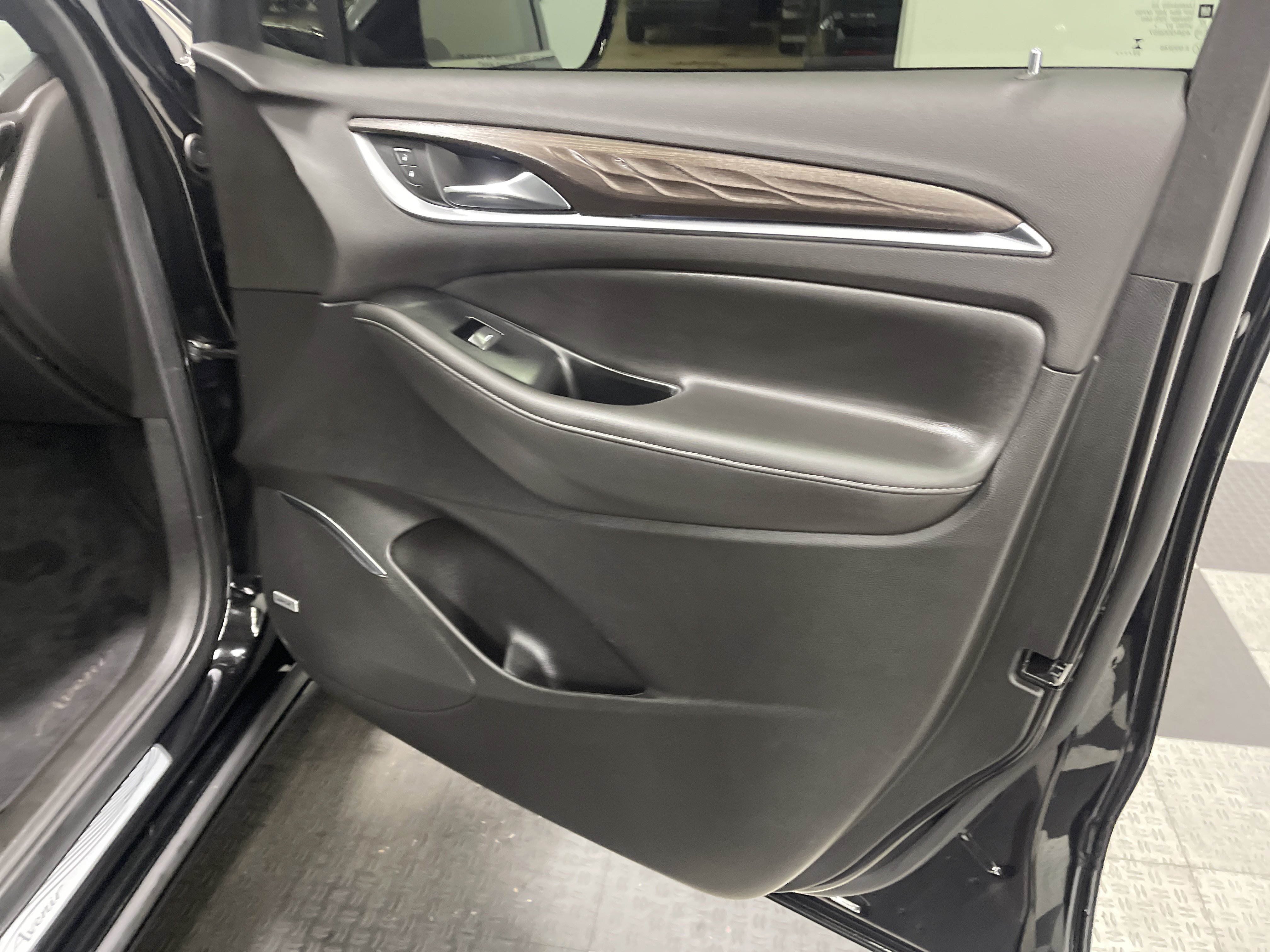 Used 2024 Buick Enclave Avenir image 25