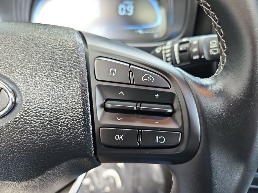 Used 2025 Hyundai Venue SEL image 12