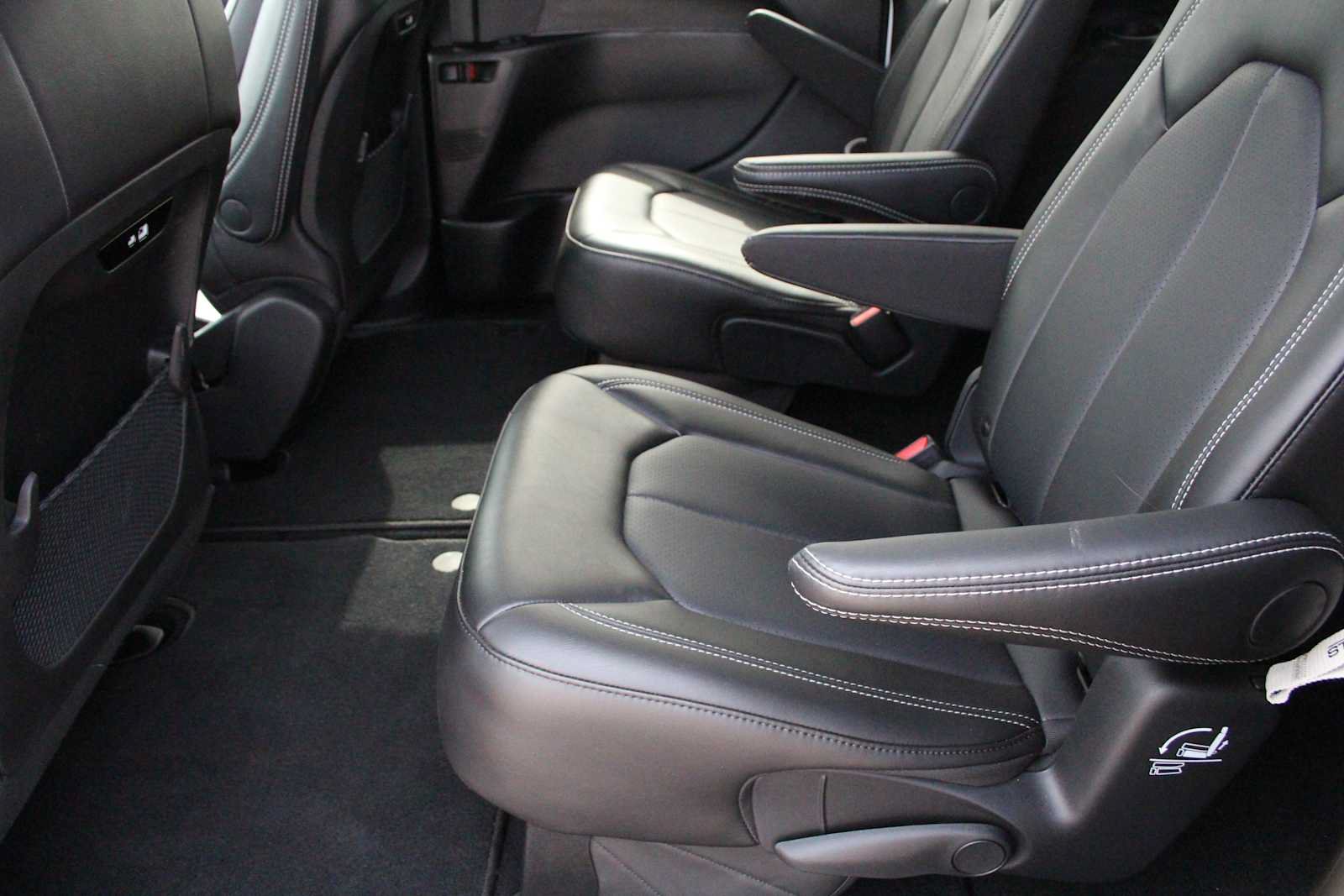 New 2025 Chrysler Pacifica Select AWD/4WD image 25
