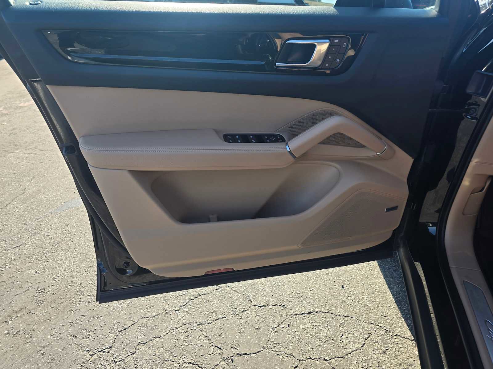 Used 2023 Porsche Cayenne Platinum Edition image 24