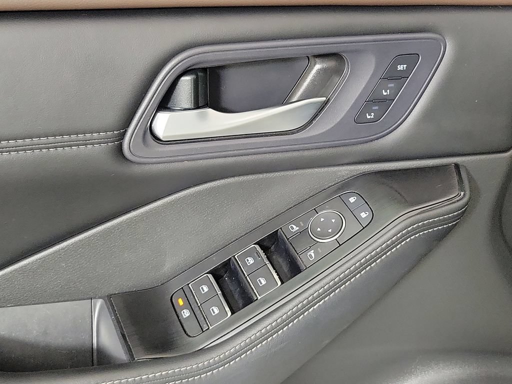 Used 2023 Nissan Rogue SL w/ SL Premium Package FWD image 17