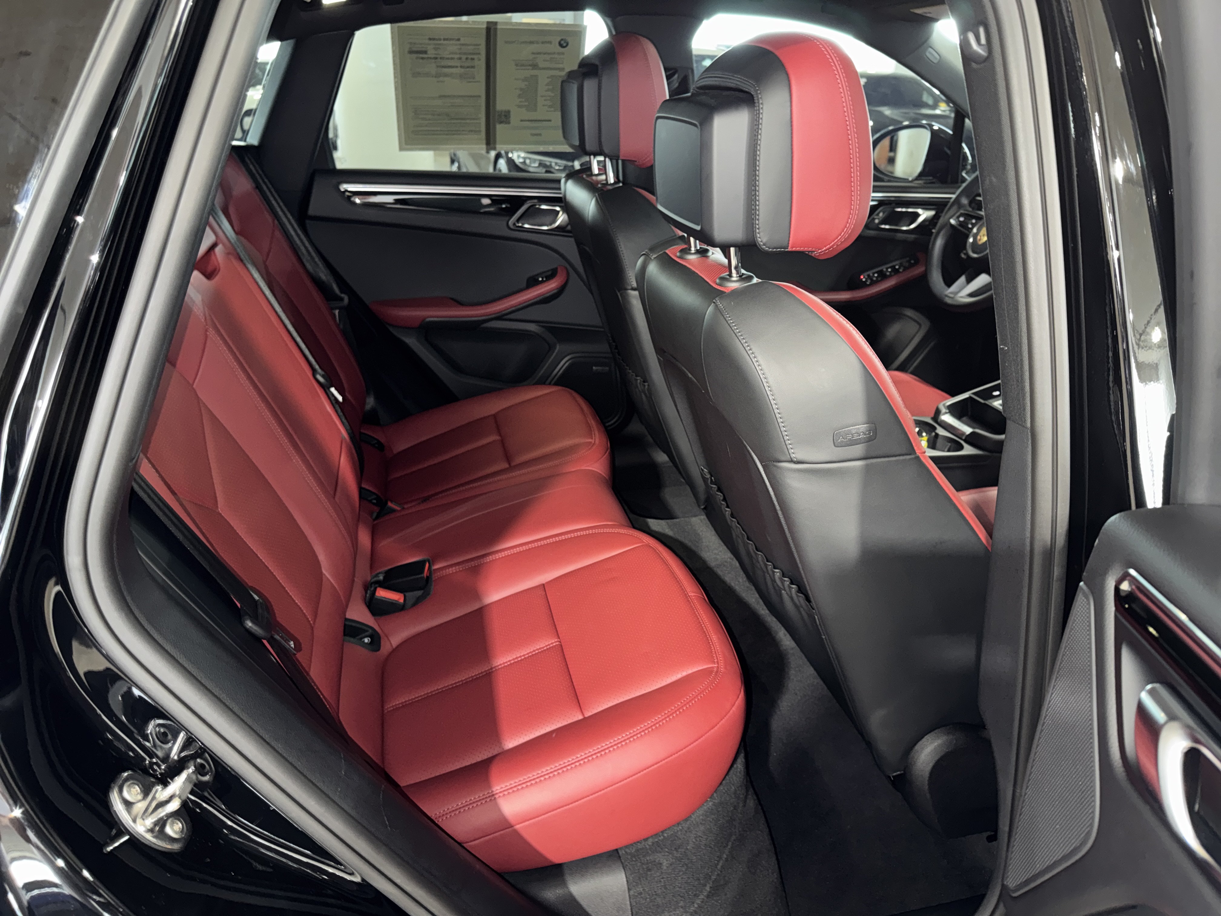 Used 2025 Porsche Macan AWD/4WD image 12